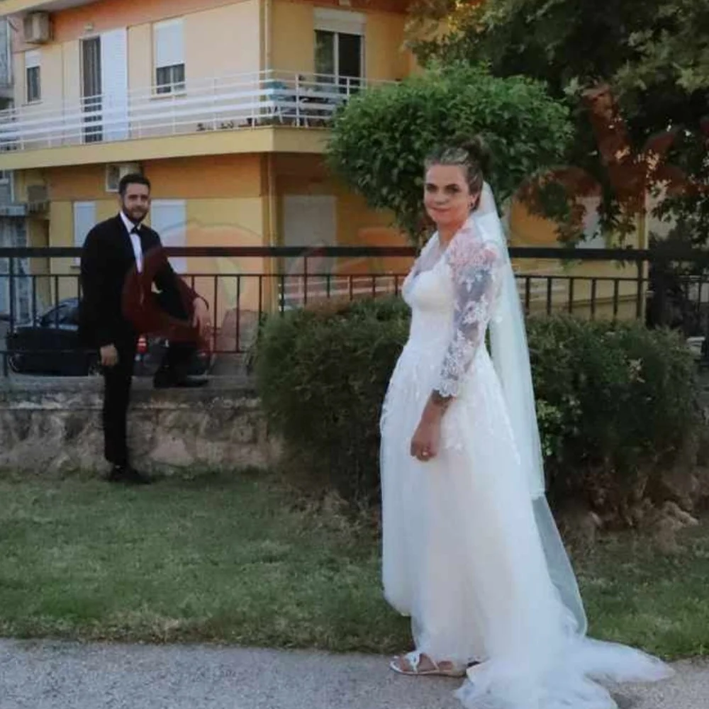 Elegant Lace Wedding Dress with Veil - Picture 5 of 7